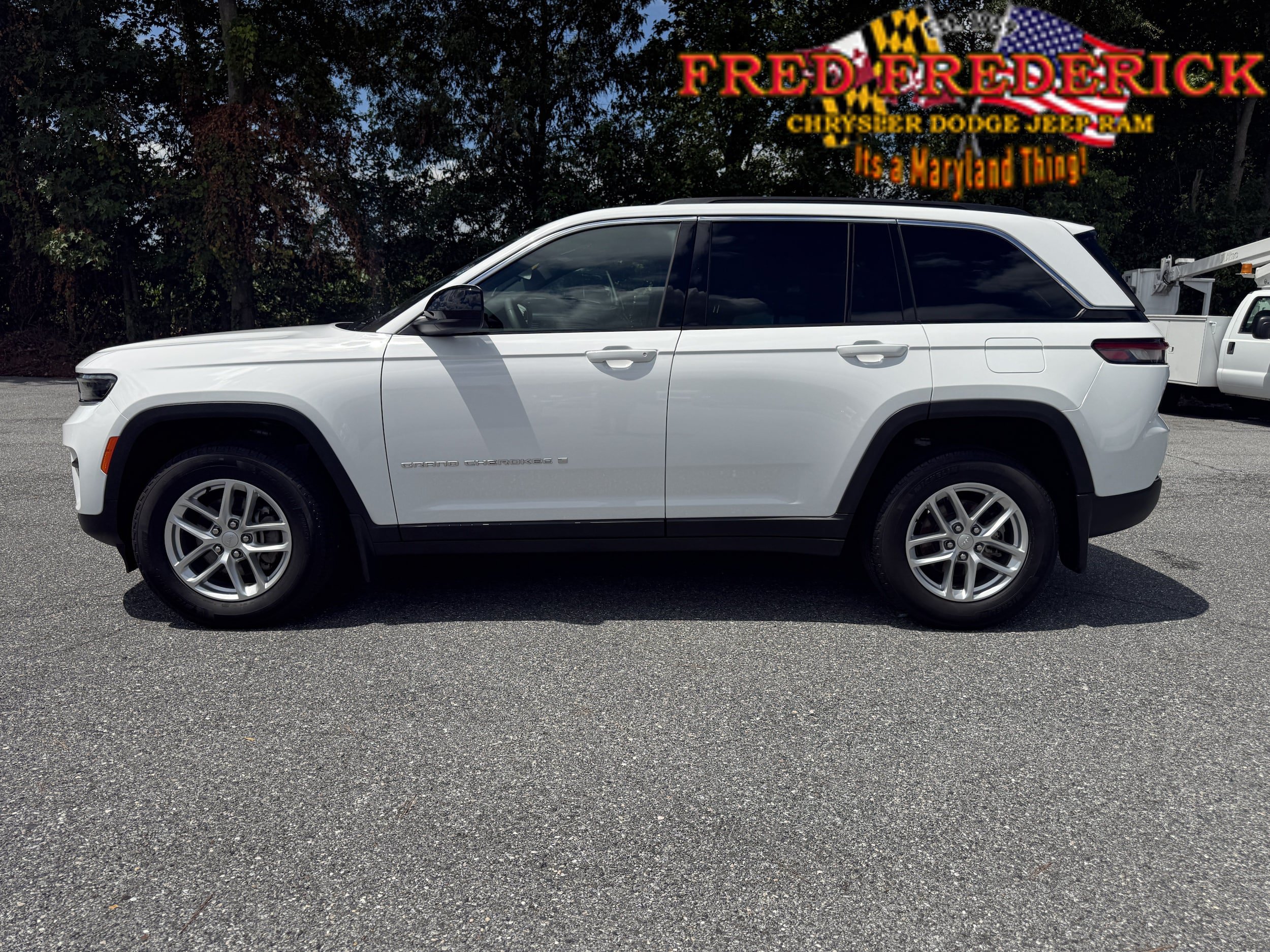 Used 2025 Jeep Grand Cherokee Laredo X w/ Trailer Tow Package AWD/4WD image 4