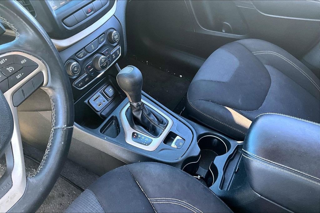 Used 2015 Jeep Cherokee Latitude w/ Comfort/Convenience Group image 18