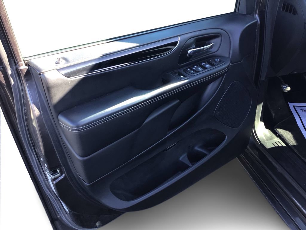 Used 2015 Dodge Grand Caravan SXT image 19