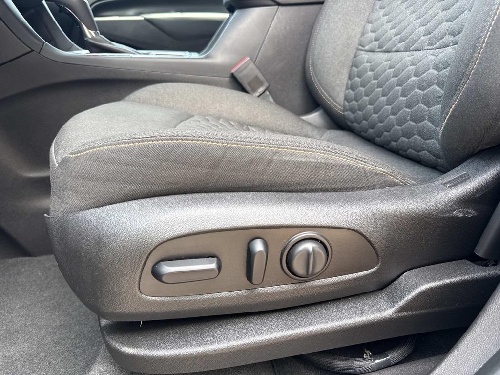 Used 2018 Chevrolet Equinox LT FWD image 20
