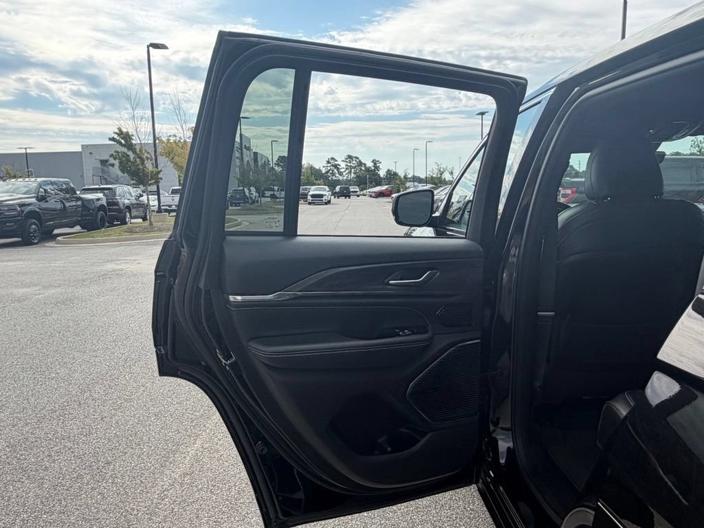 Used 2022 Jeep Grand Cherokee Overland AWD/4WD image 55