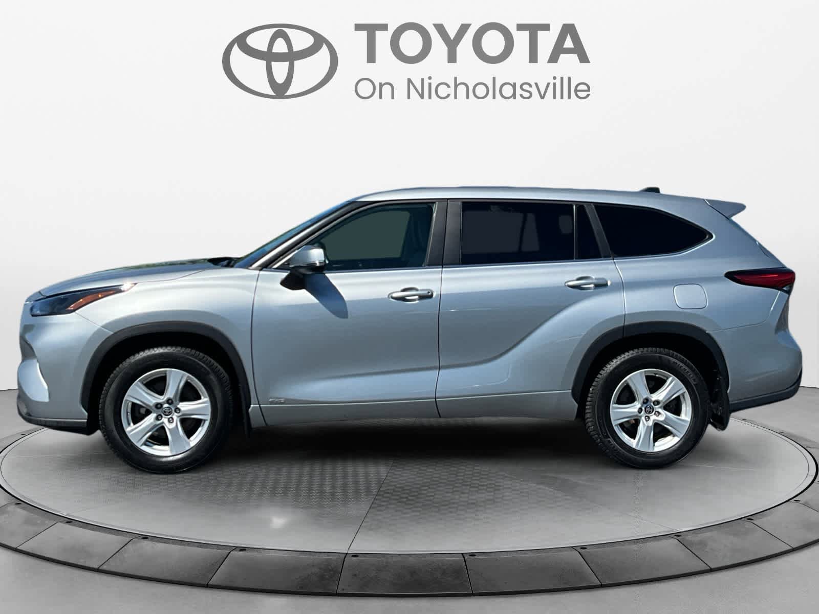 Used 2023 Toyota Highlander LE AWD/4WD image 3