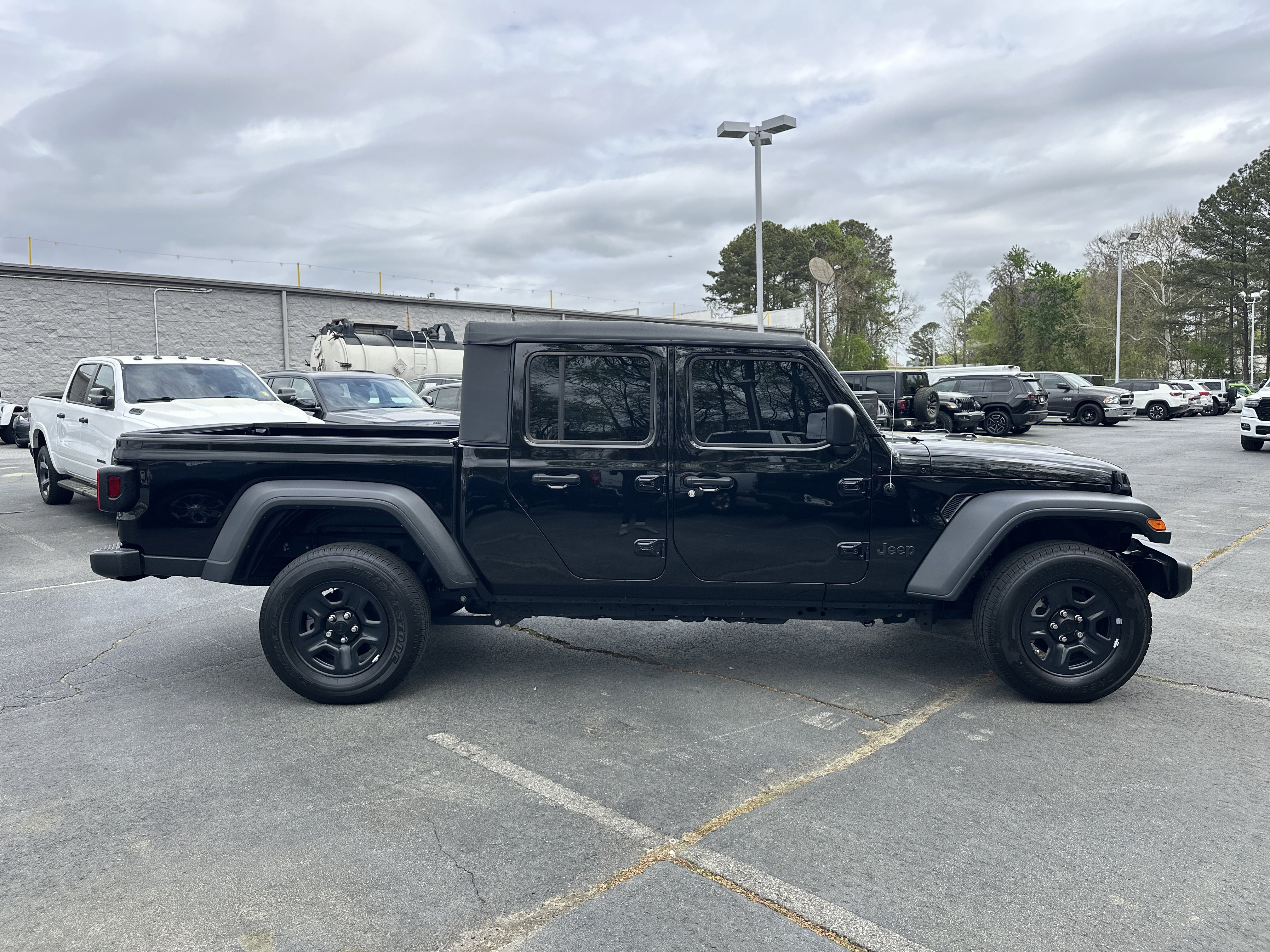 Used 2023 Jeep Gladiator Sport image 10