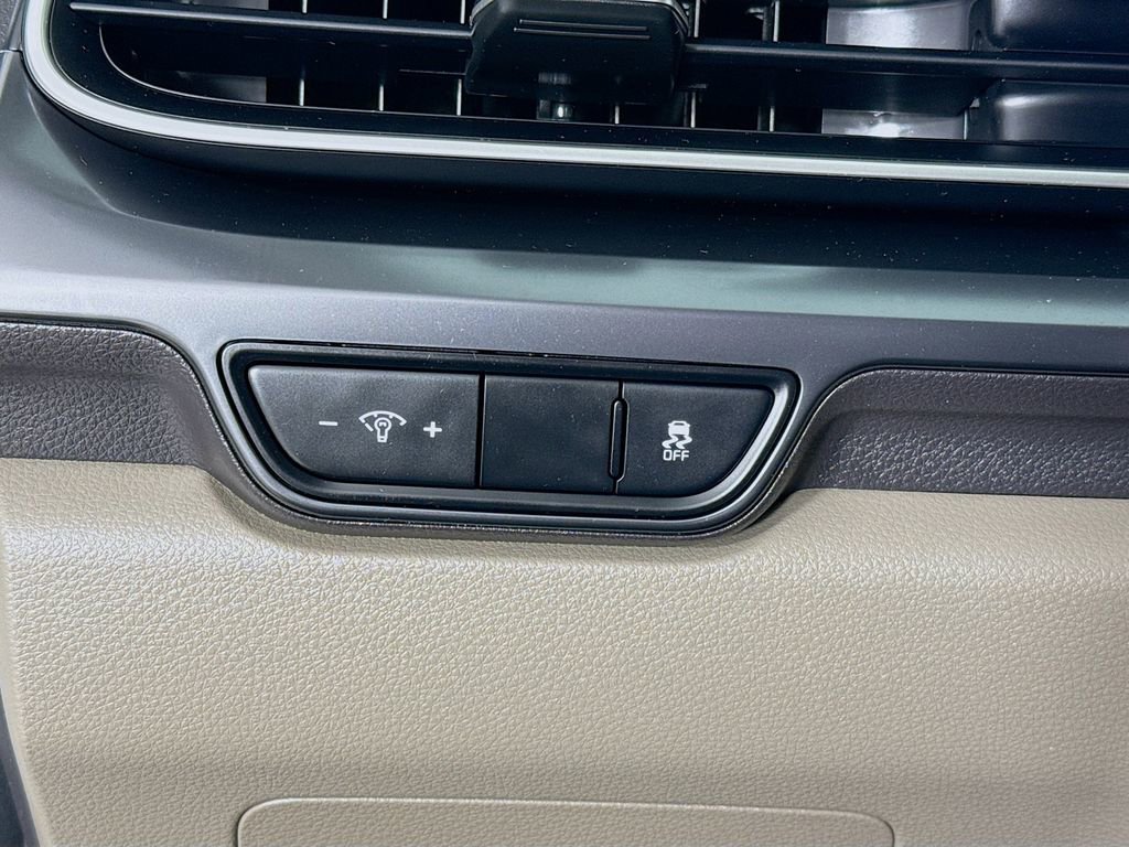 Used 2025 Kia Carnival image 12