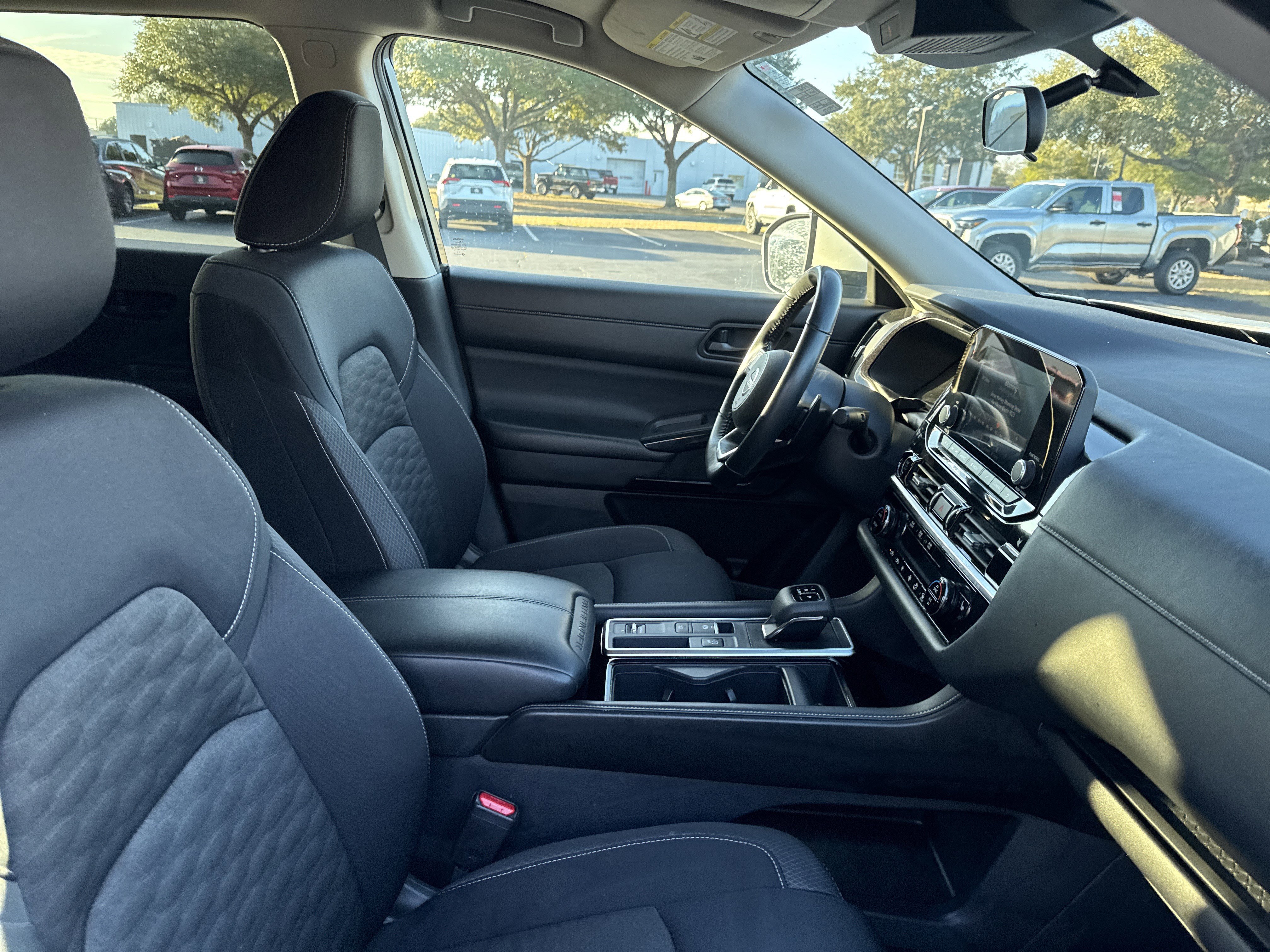 Used 2024 Nissan Pathfinder SV image 34