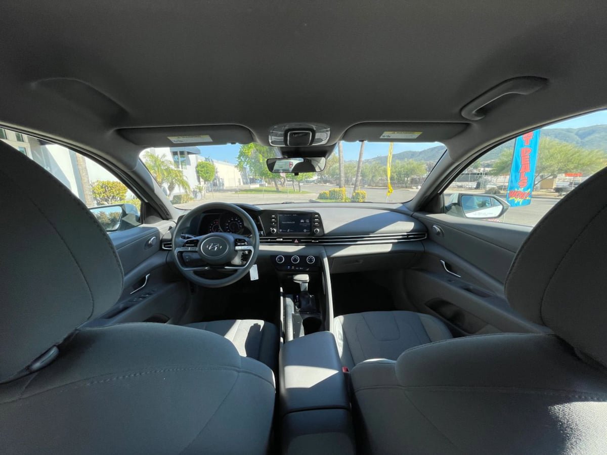 Used 2022 Hyundai Elantra SE FWD image 12