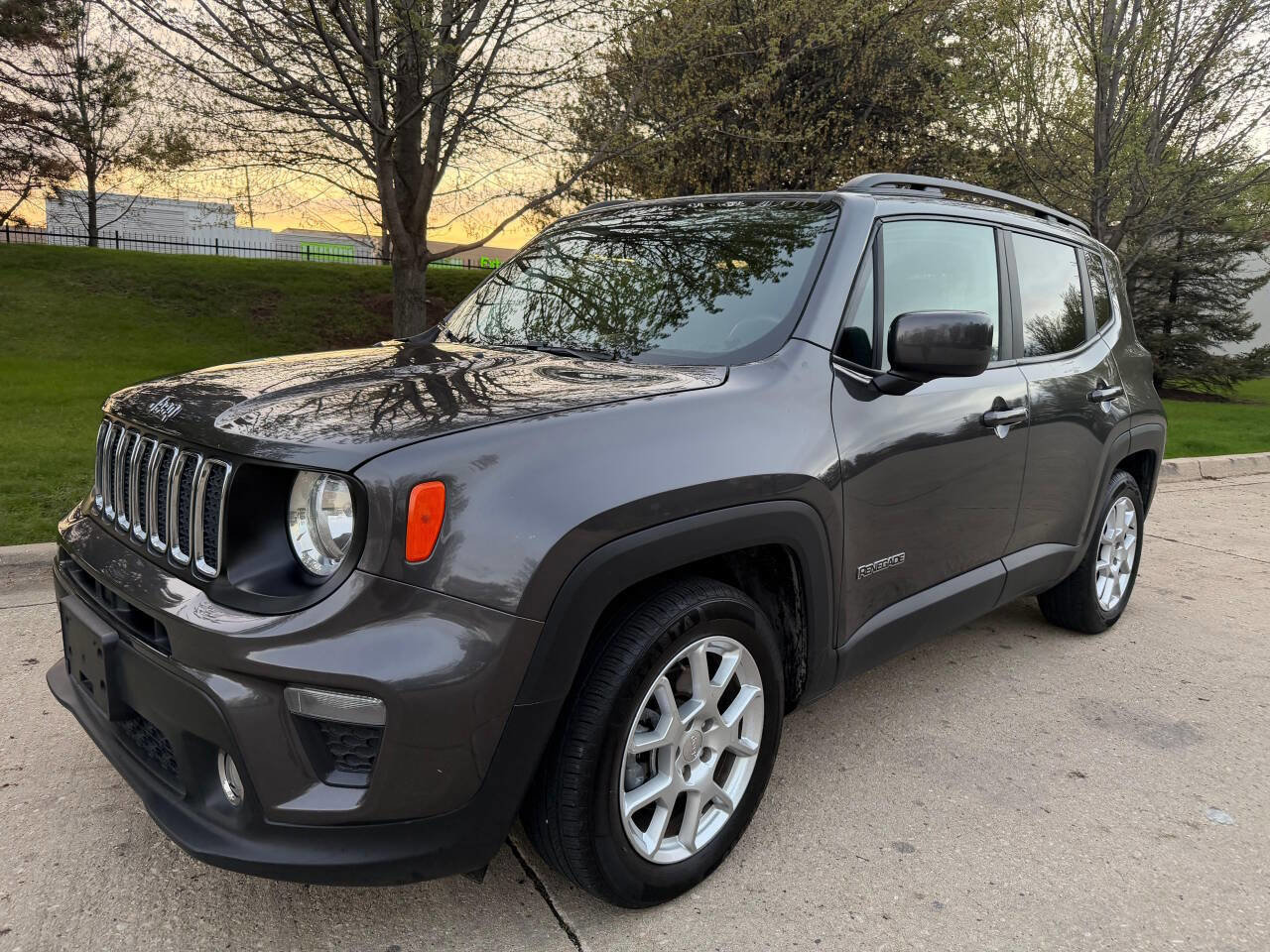Used 2021 Jeep Renegade Latitude FWD image 3
