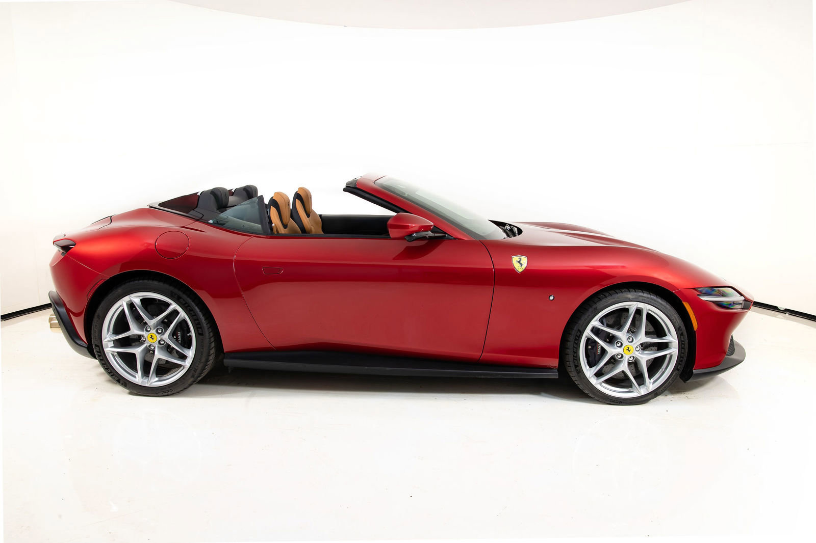 Certified 2025 Ferrari Roma Spider image 3