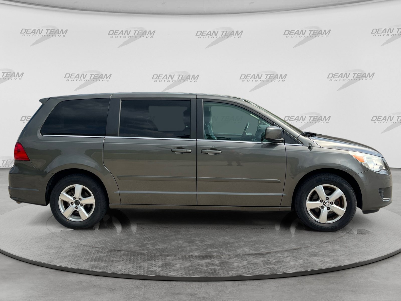 Used 2010 Volkswagen Routan SE FWD image 8
