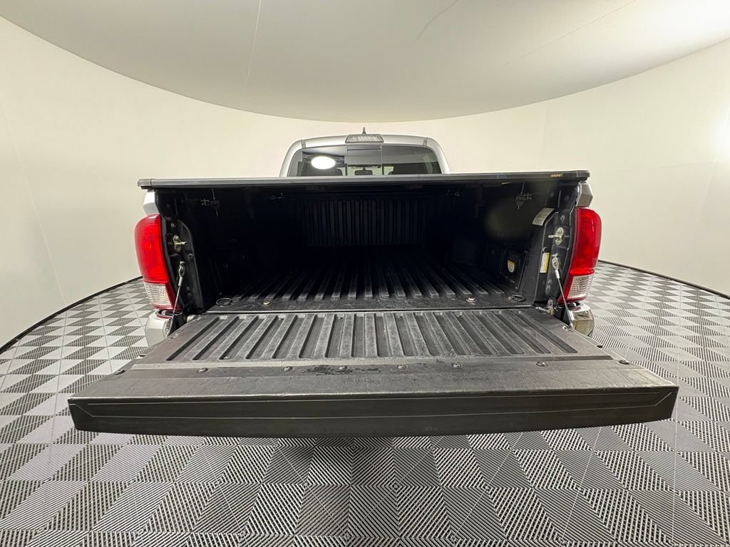 Used 2017 Toyota Tacoma TRD Off-Road w/ Tow Package (A/T) AWD/4WD image 10