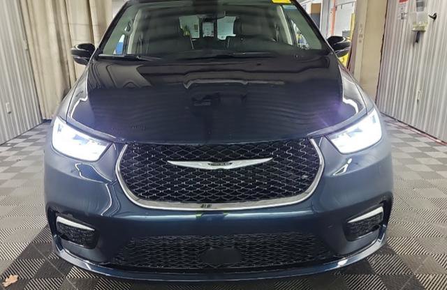 Used 2024 Chrysler Pacifica Limited FWD image 3