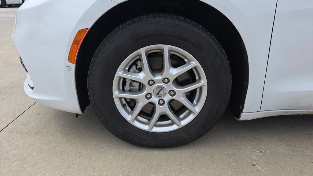 Used 2022 Chrysler Pacifica Touring-L w/ Uconnect Theater Family Group FWD image 10