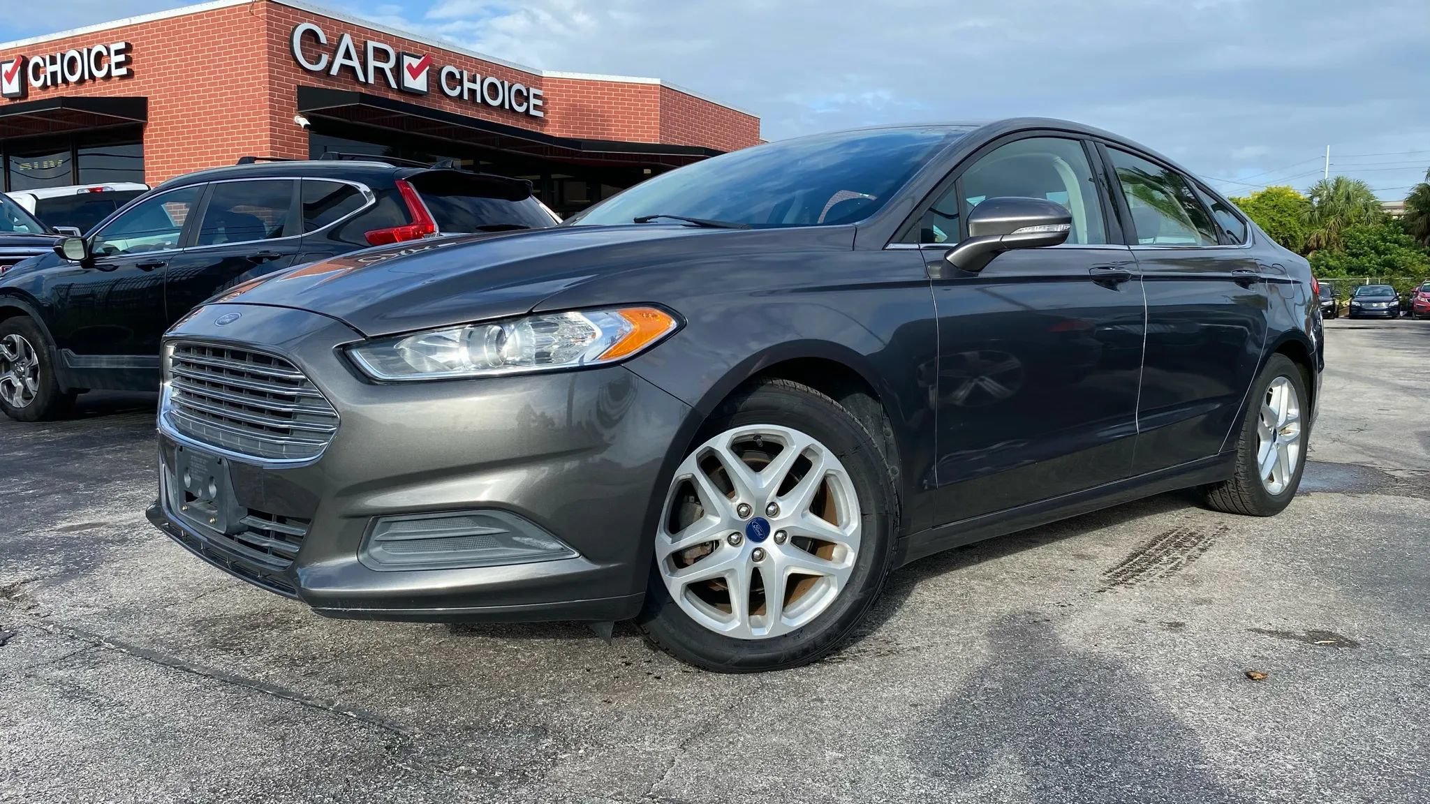 Used 2014 Ford Fusion SE FWD image 1