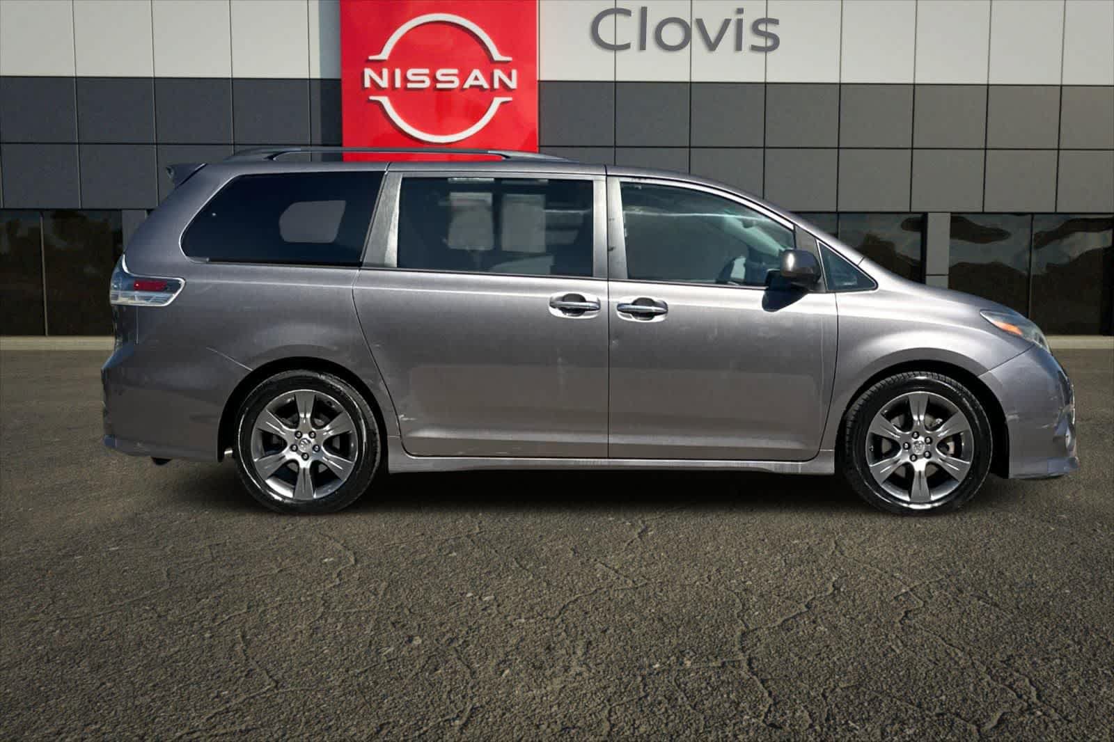 Used 2015 Toyota Sienna SE w/ SE Preferred Package FWD image 9