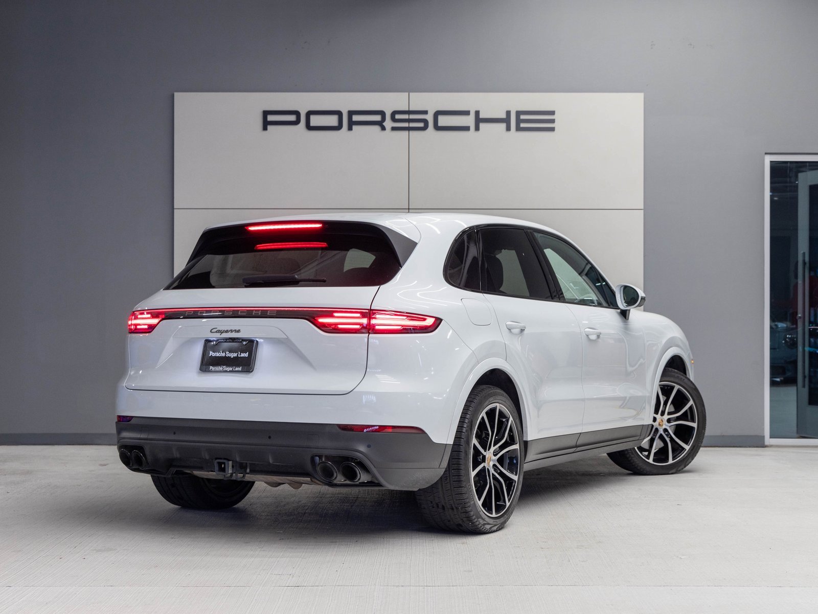 Certified 2023 Porsche Cayenne Platinum Edition image 7