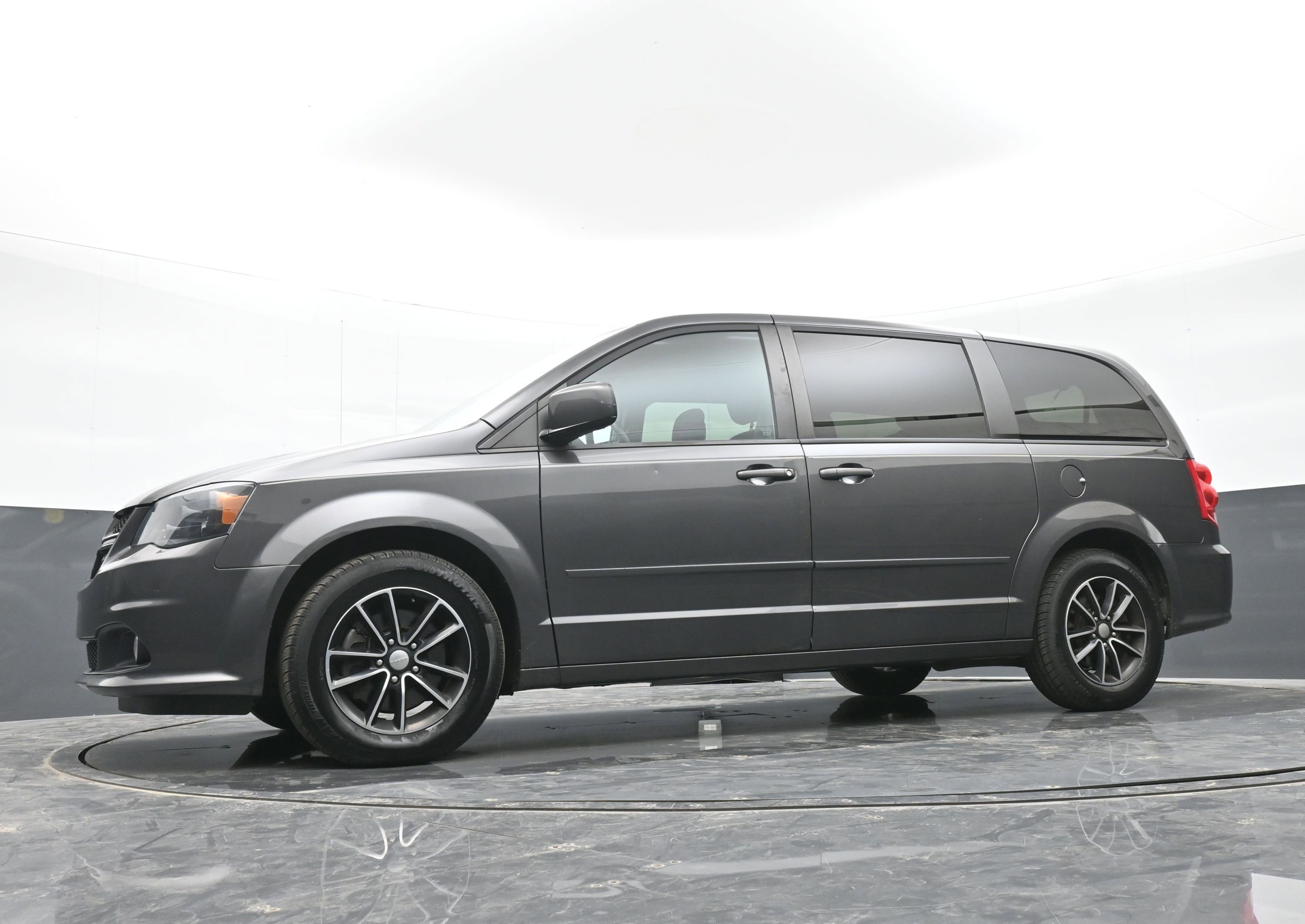 Used 2015 Dodge Grand Caravan SXT w/ Blacktop Package image 40