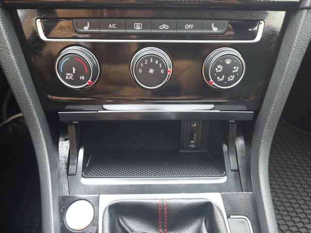 Used 2017 Volkswagen GTI SE image 18