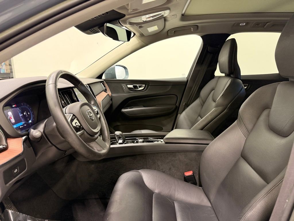 Used 2023 Volvo XC60 B5 Plus image 12