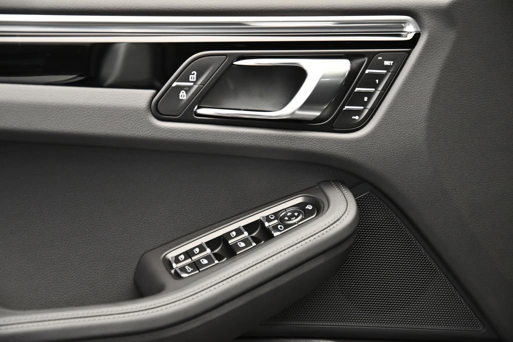 Certified 2025 Porsche Macan Turbo image 34