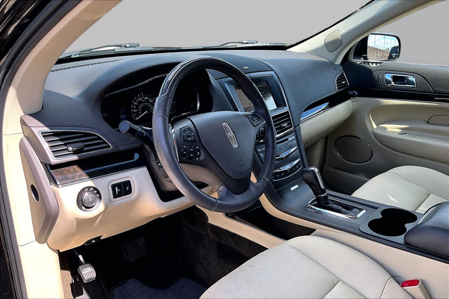 Used 2018 Lincoln MKT AWD image 18