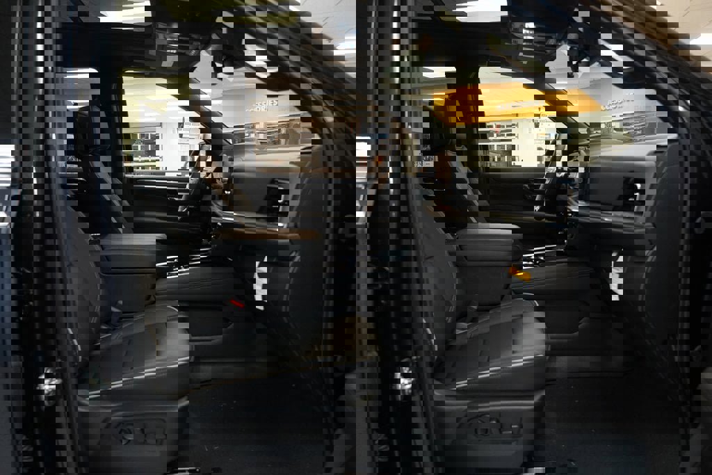 New 2025 Chevrolet Suburban Premier image 30