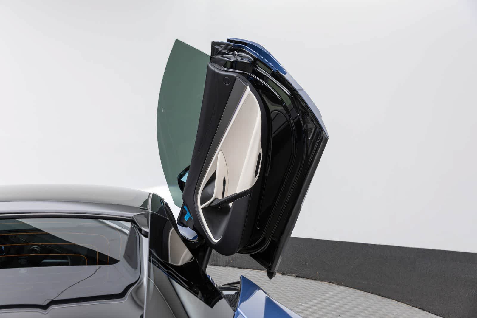 Used 2026 McLaren 750S Spider RWD image 32