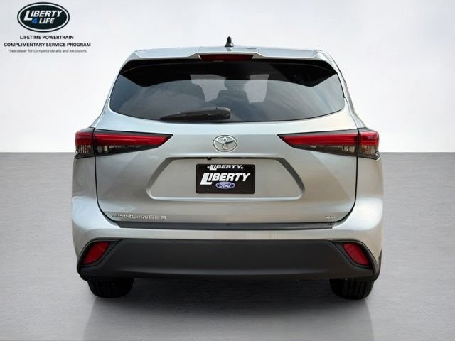 Used 2023 Toyota Highlander LE FWD image 4