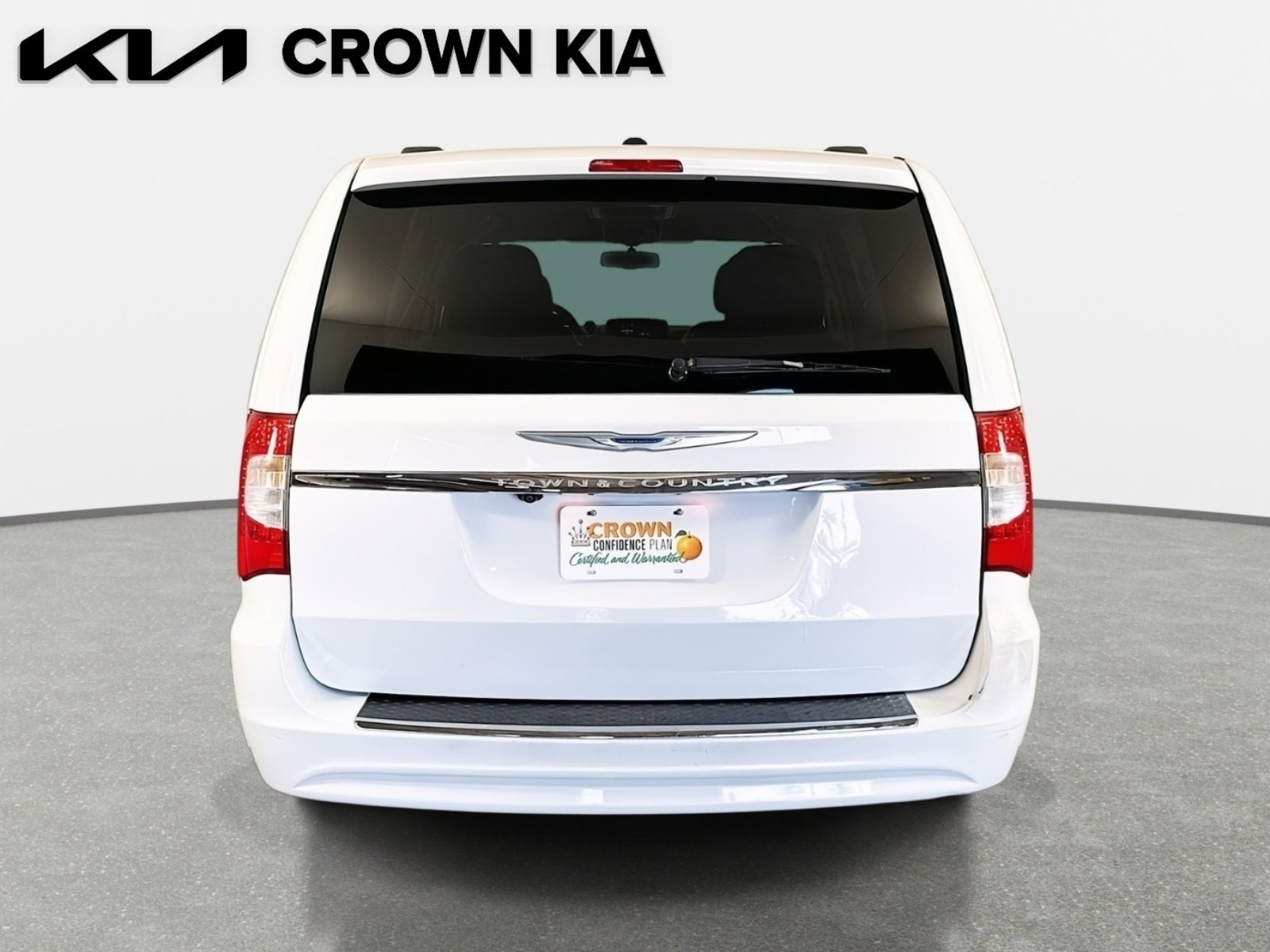 Used 2014 Chrysler Town & Country Touring image 6
