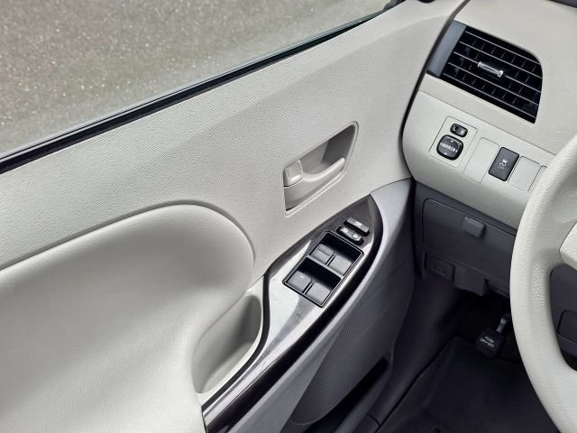 Used 2014 Toyota Sienna LE AWD/4WD image 25