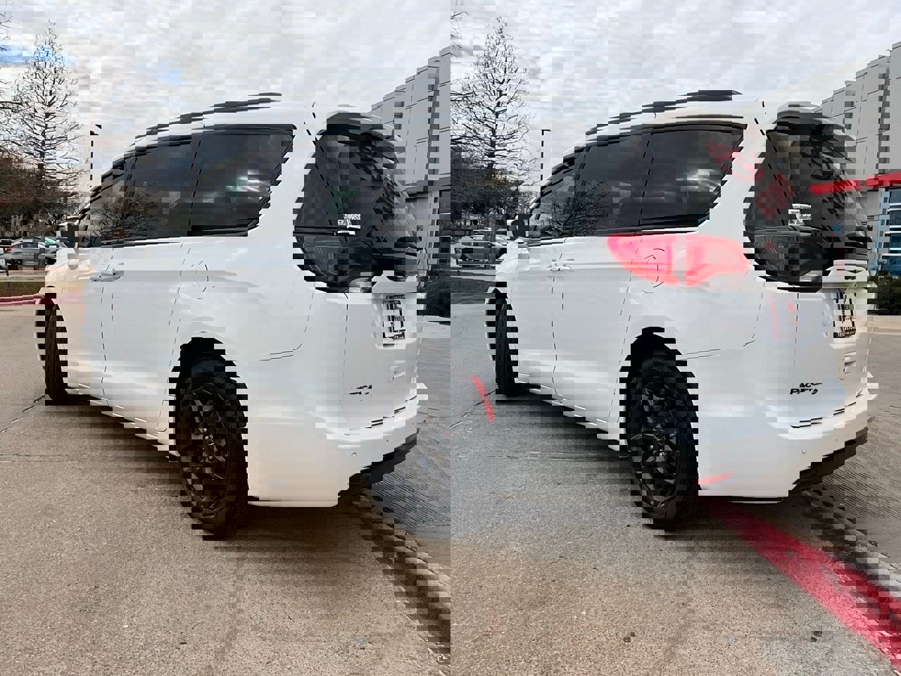 Used 2020 Chrysler Pacifica Touring-L Plus w/ S Appearance Package image 8