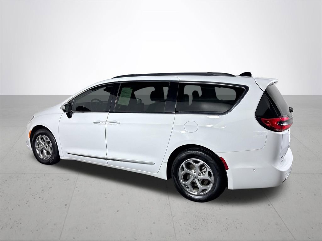 Used 2023 Chrysler Pacifica Limited w/ Uconnect Theater Family Group image 8