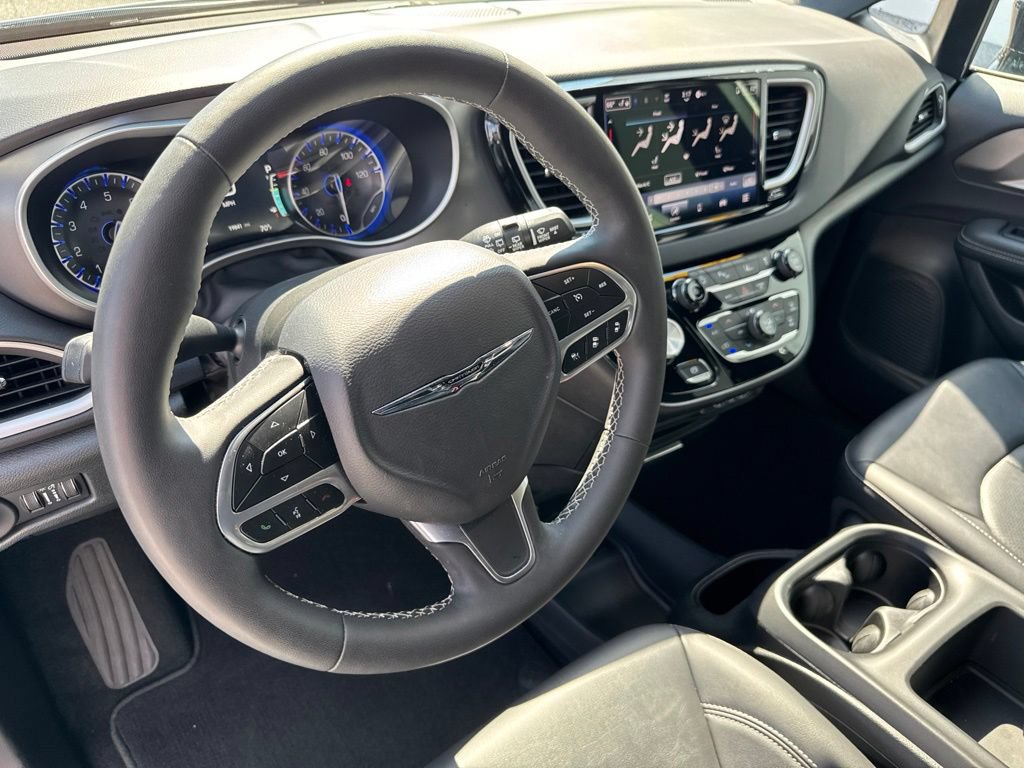 Used 2025 Chrysler Pacifica Select FWD image 21