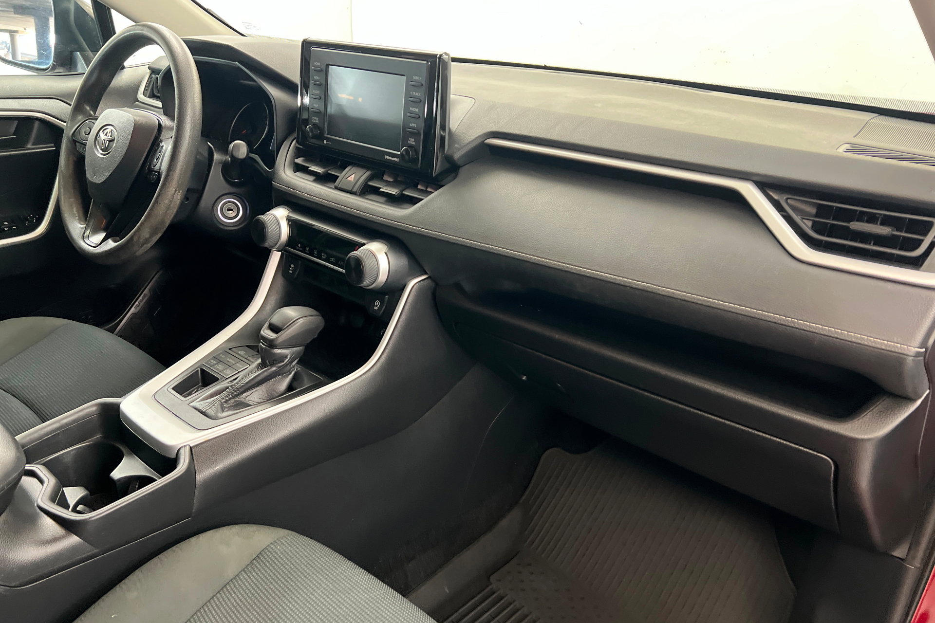 Used 2021 Toyota RAV4 LE image 24