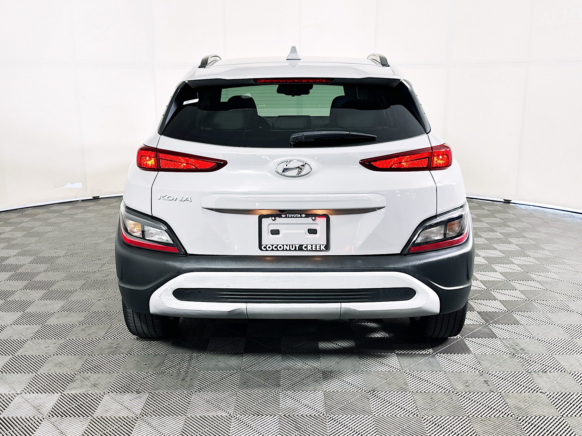 Used 2023 Hyundai Kona SEL FWD image 4