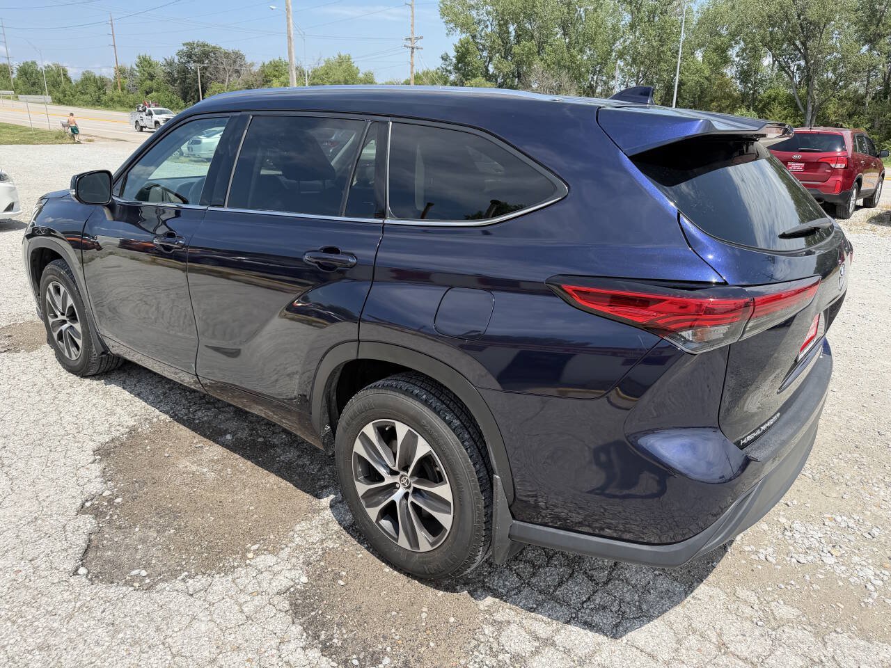 Used 2021 Toyota Highlander XLE AWD/4WD image 5