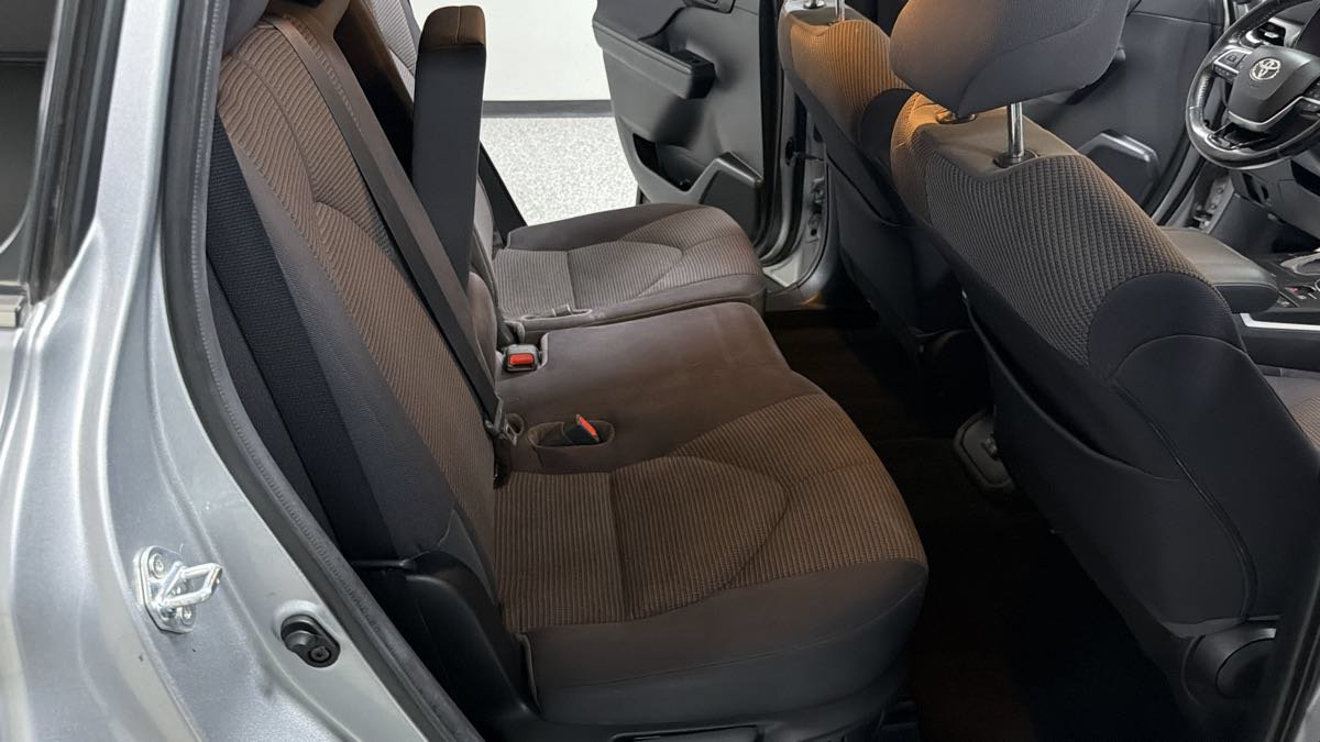 Used 2021 Toyota Highlander LE FWD image 31