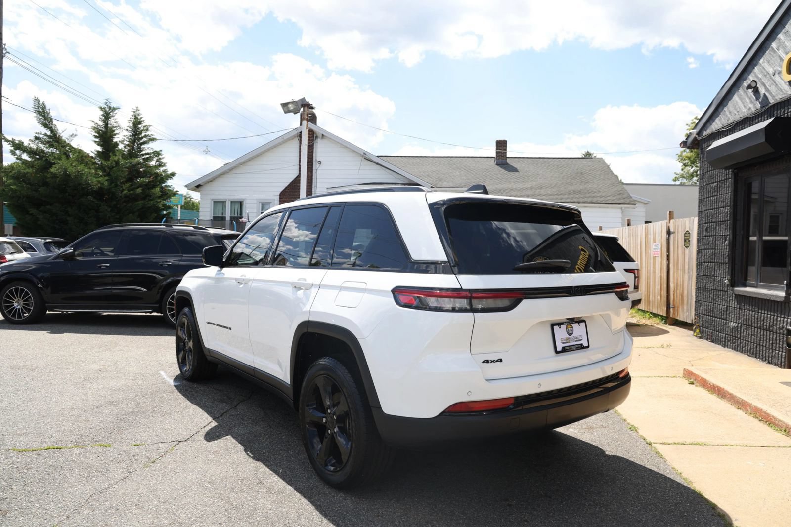 Used 2023 Jeep Grand Cherokee Altitude AWD/4WD image 5