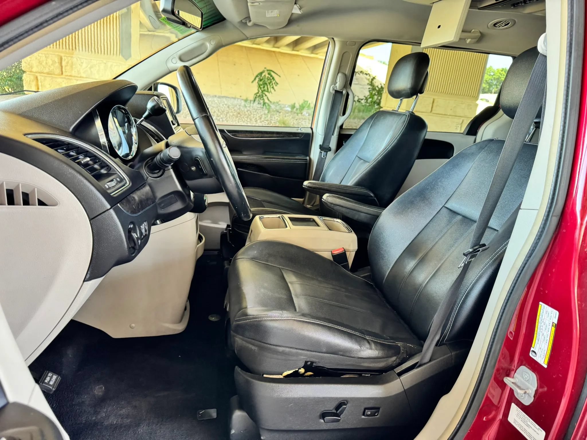 Used 2014 Chrysler Town & Country Touring FWD image 12