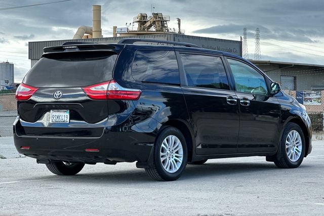 Used 2017 Toyota Sienna XLE w/ XLE Navigation Package FWD image 4