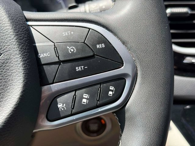 Used 2023 Chrysler Pacifica Touring-L FWD image 32