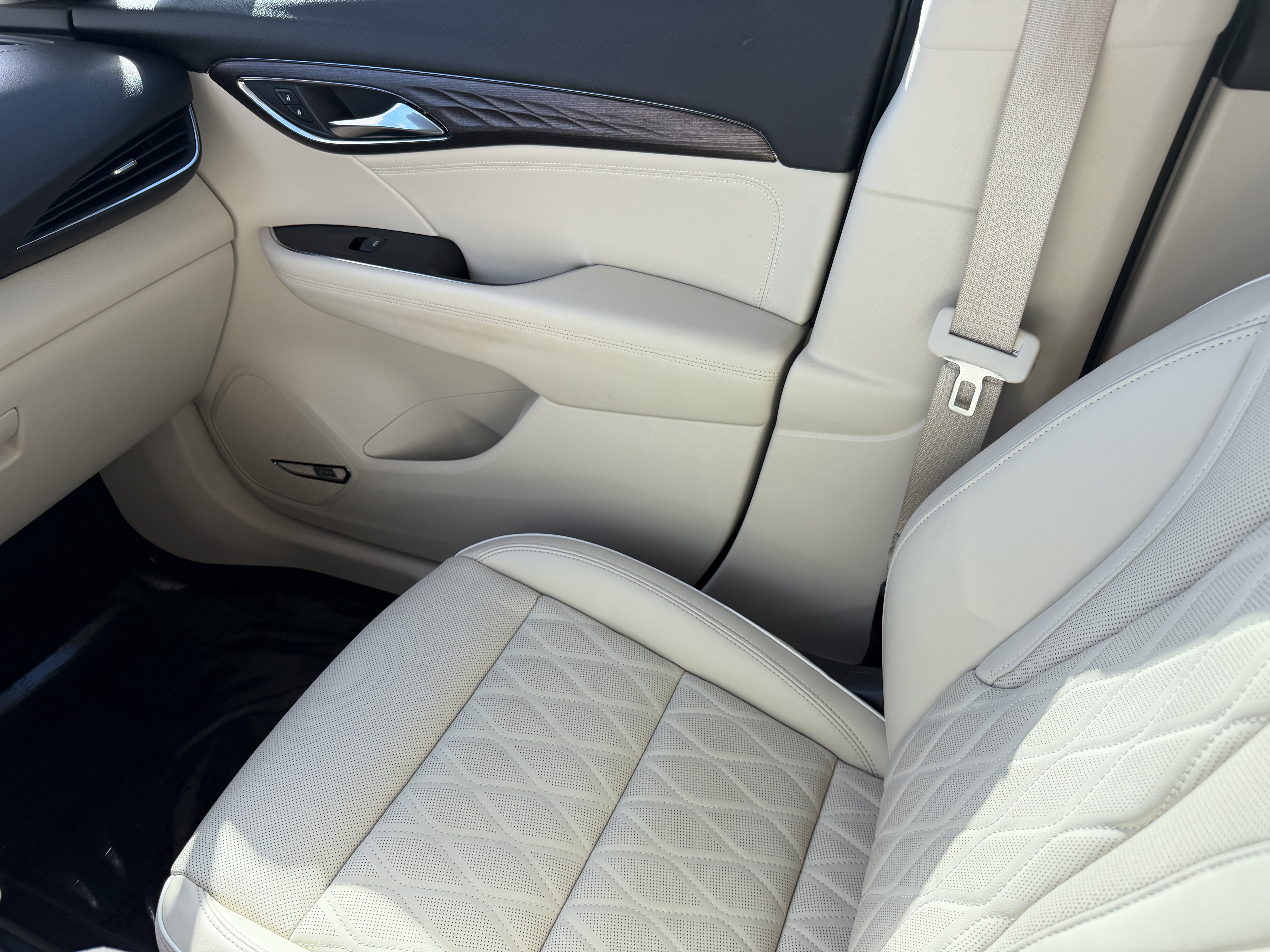 Used 2023 Buick Envision Avenir image 14