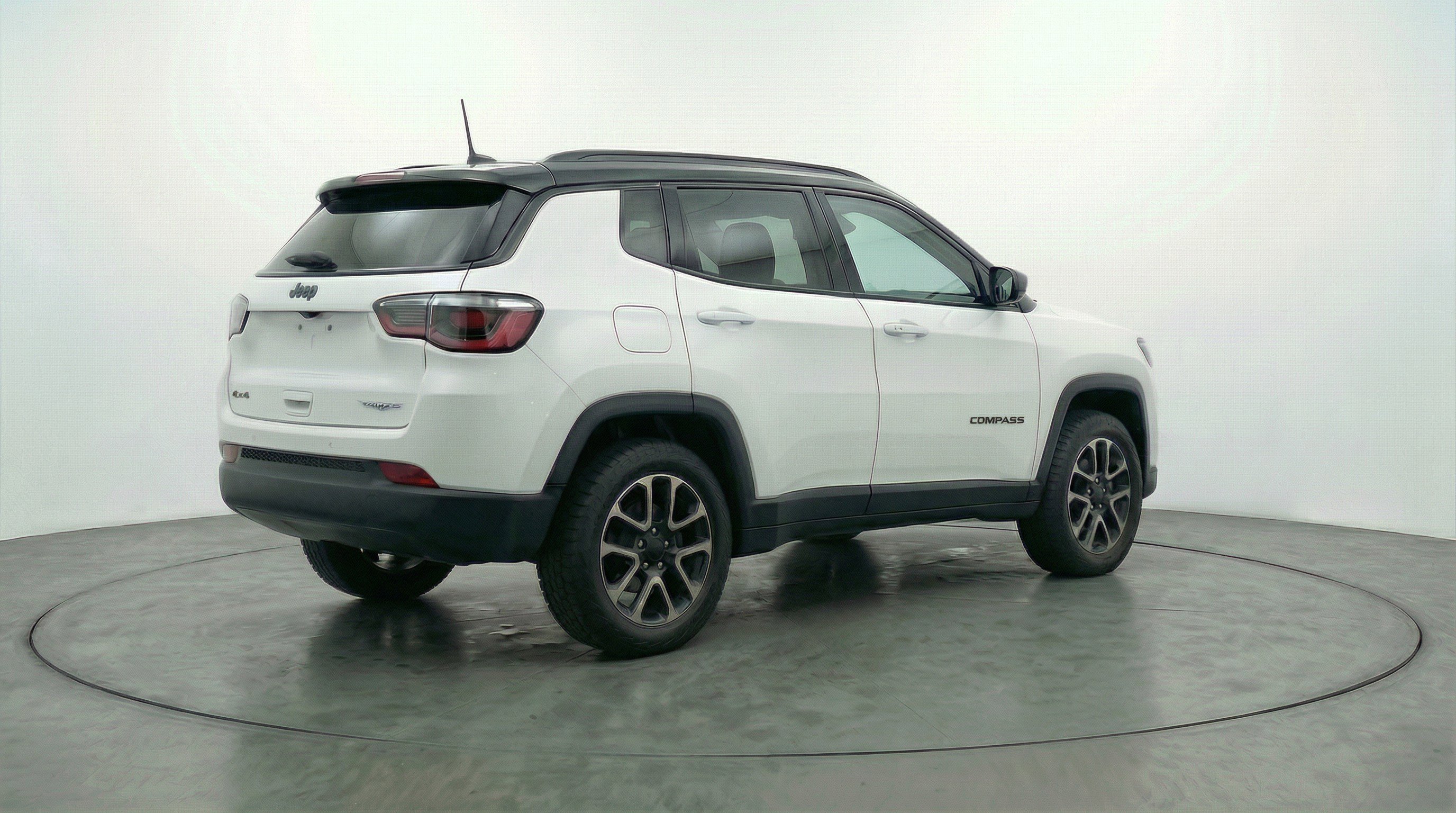 Used 2025 Jeep Compass Trailhawk image 9