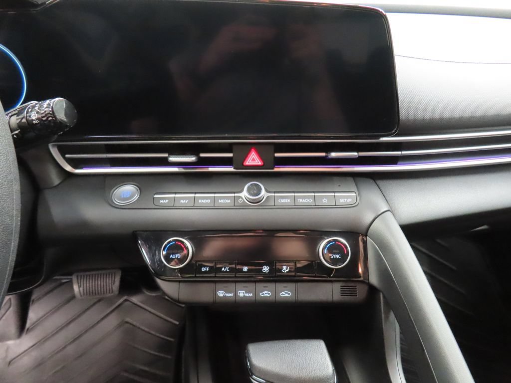Used 2024 Hyundai Elantra SEL FWD image 17