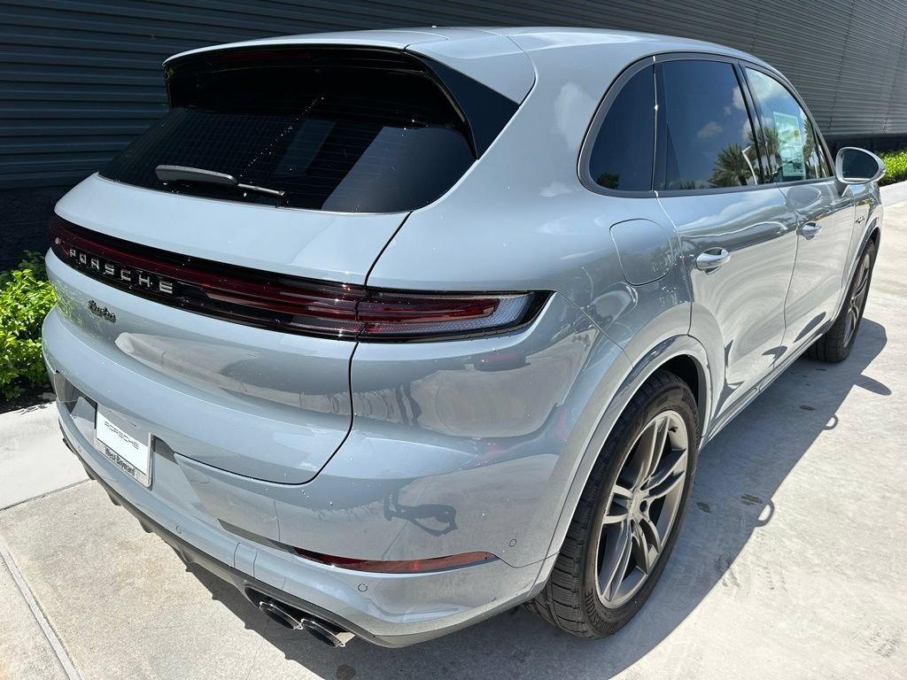 Certified 2025 Porsche Cayenne Turbo AWD/4WD image 9