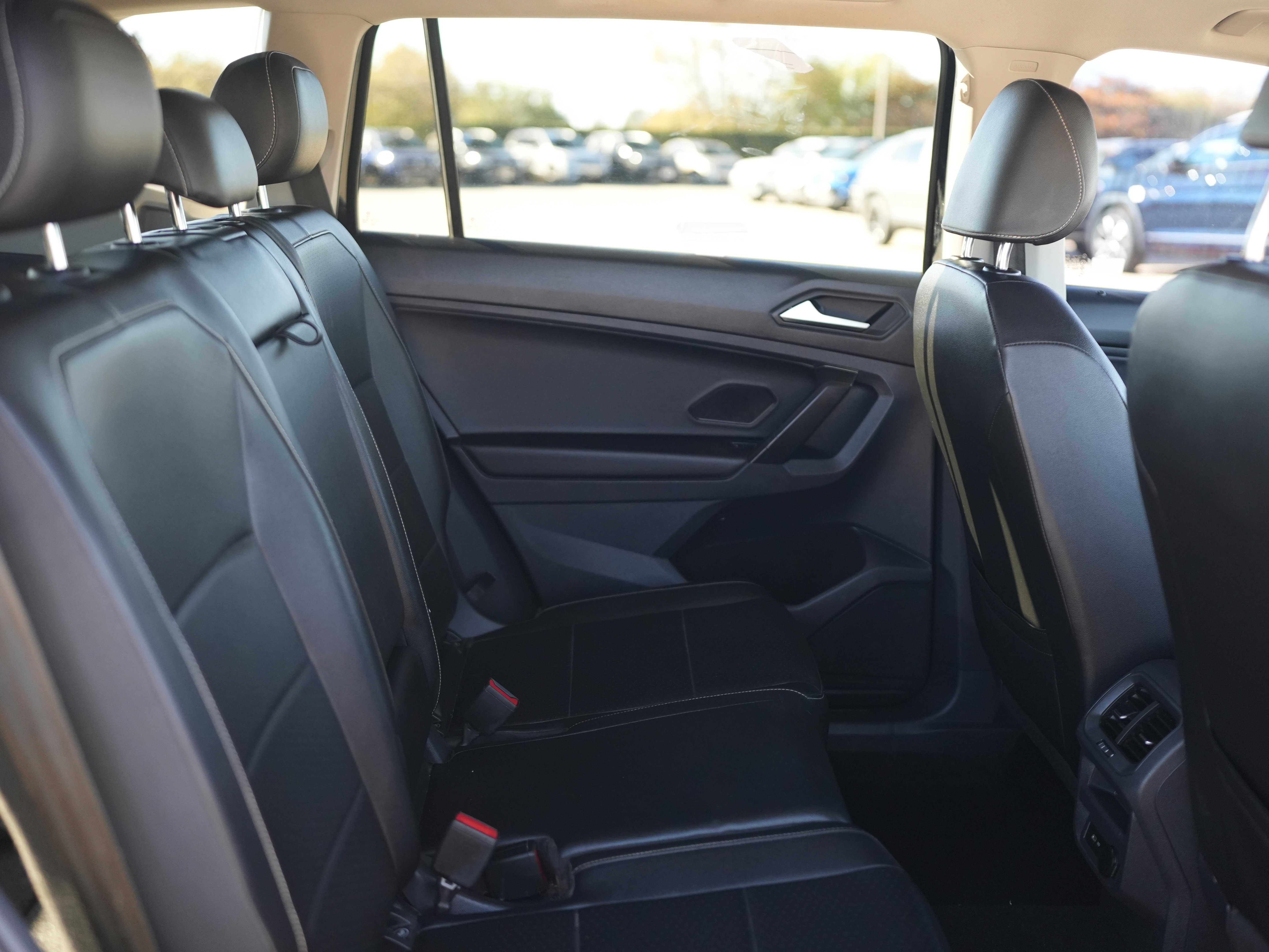 Used 2021 Volkswagen Tiguan SE w/ Panoramic Sunroof Package image 24