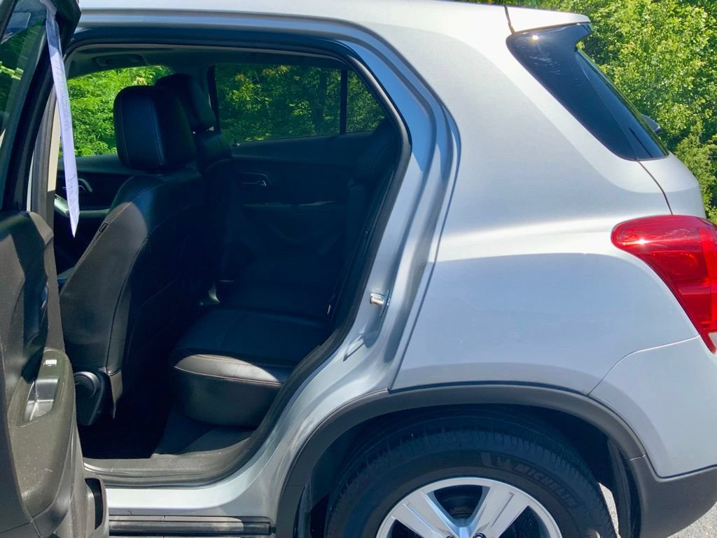 Used 2020 Chevrolet Trax LT w/ Sun & Sound Package FWD image 23