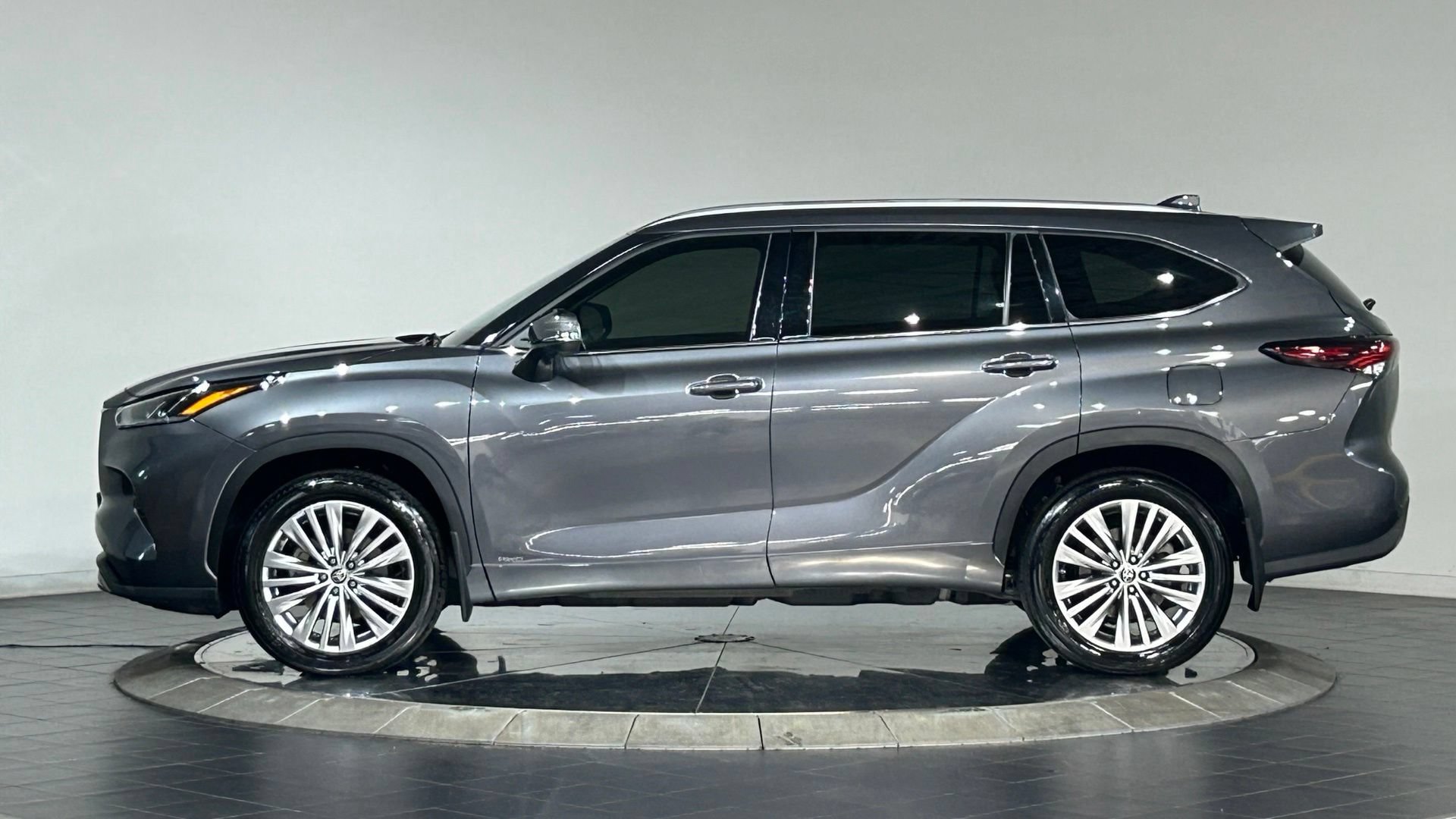 Used 2024 Toyota Highlander Platinum AWD/4WD image 6