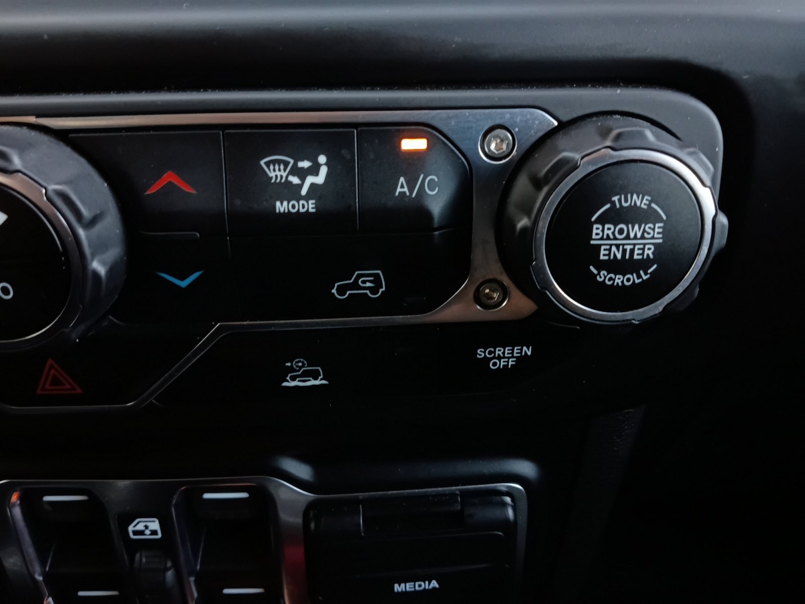 Used 2021 Jeep Wrangler Unlimited Sahara w/ Uconnect 4C Nav & Sound Group AWD/4WD image 26