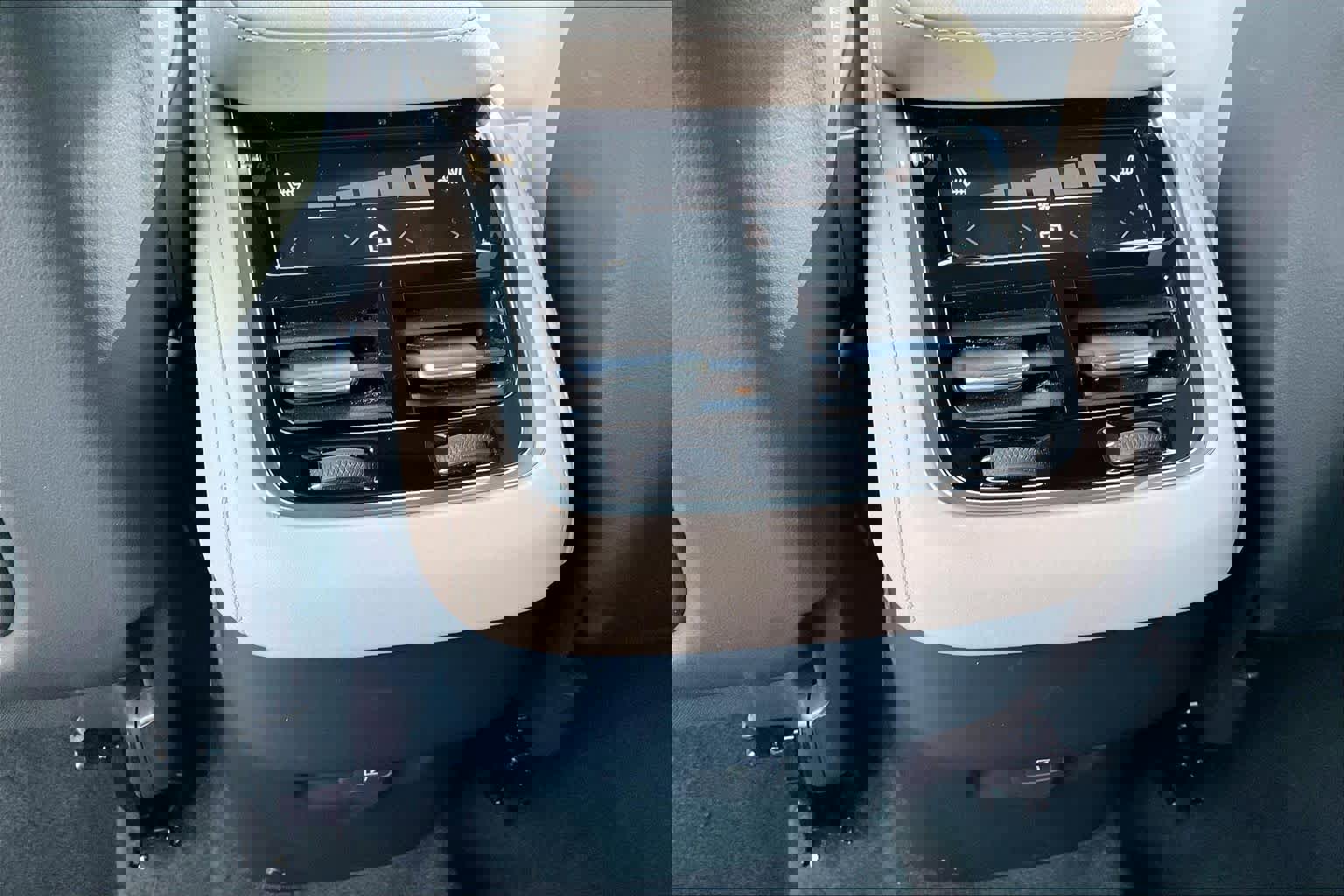 Used 2025 Volvo XC90 B5 Core w/ Protection Package Premier image 38