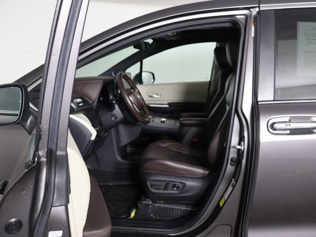 Used 2023 Toyota Sienna Platinum image 31